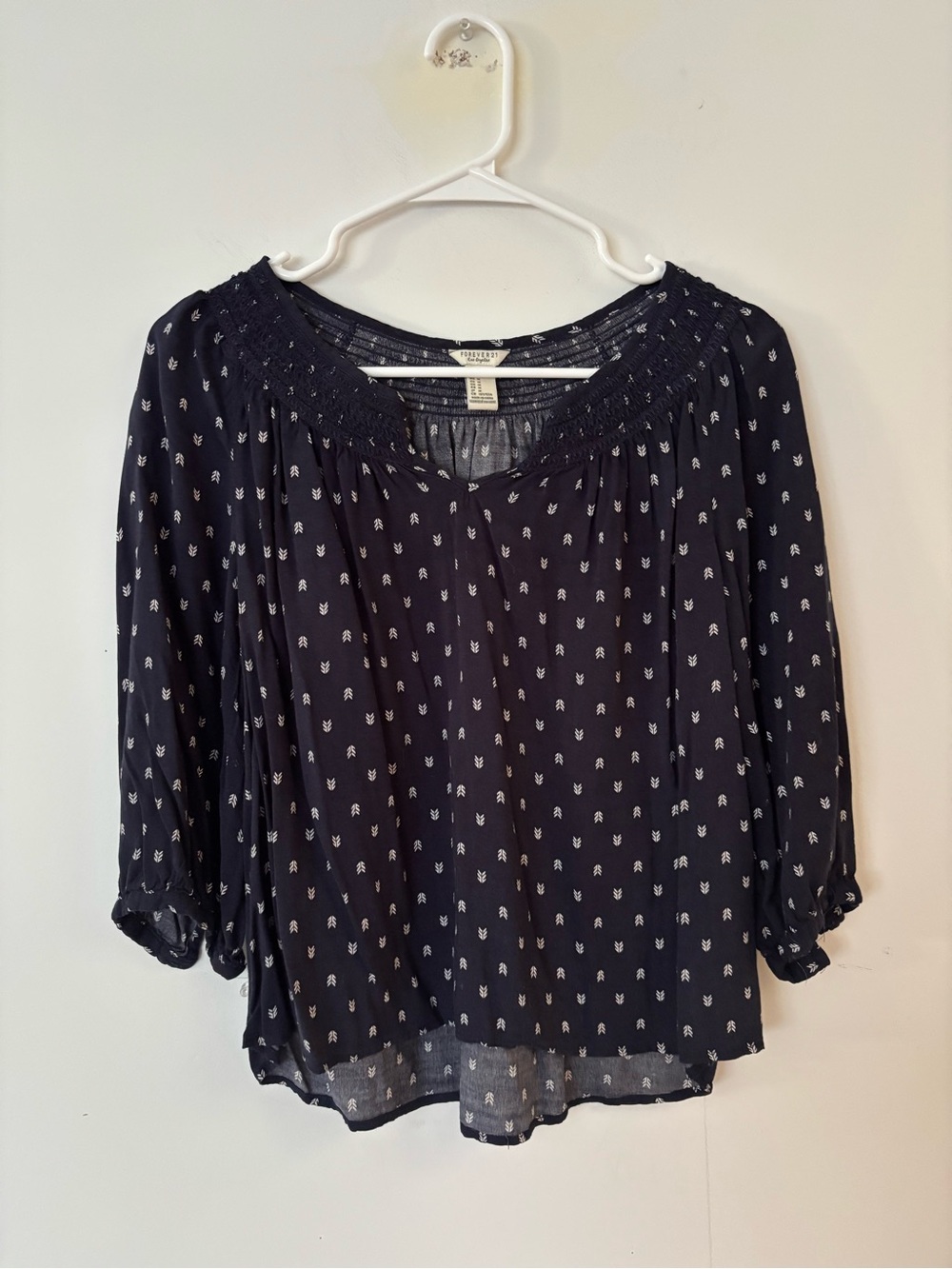 forever 21 navy blue & white boho abstract flowy quarter sleeve blouse top 🤍